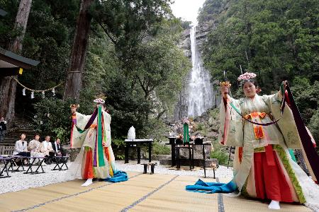 熊野那智大社で桜花祭 和歌山、優雅に巫女舞う | 全国のニュース | 福井新聞ONLINE