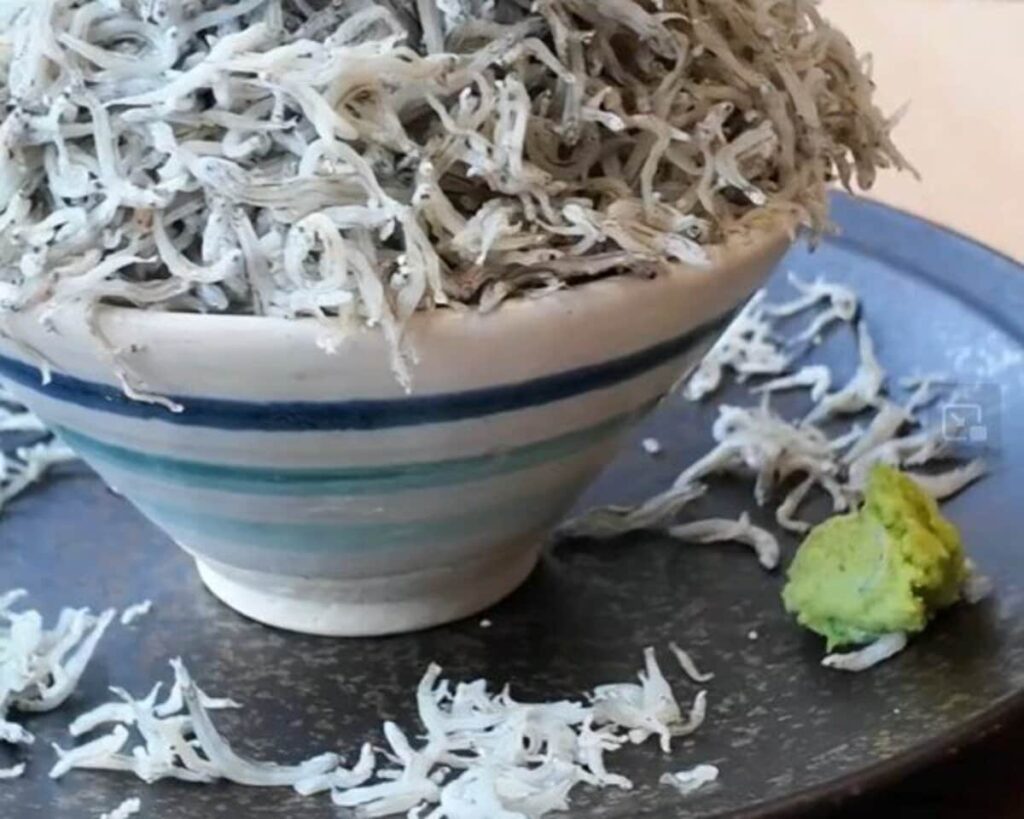 静岡県の道の駅で味わう「しらすどっさり丼」とは？インパクト抜群のグルメに「幸せいっぱい」「出汁が濃厚」 | LIMO | くらしとお金の経済メディア