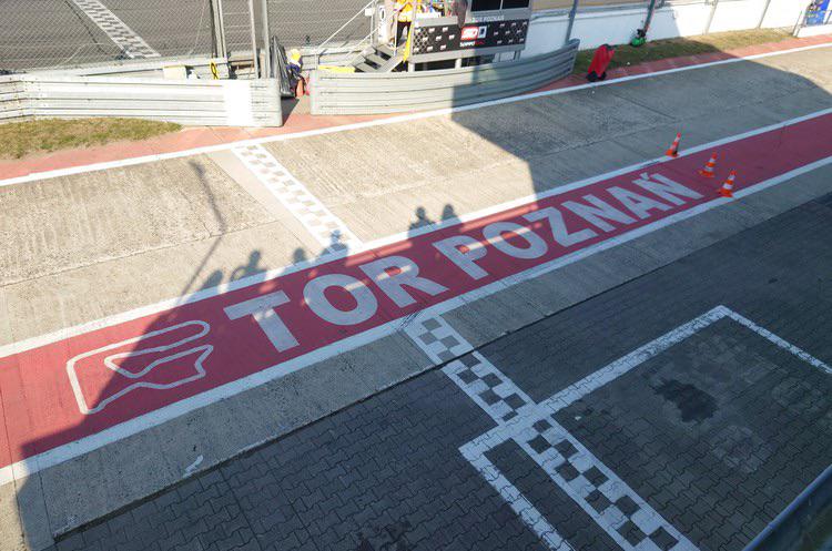 ポズナンのサーキットはGIOŚの決定により閉鎖される。空港がすぐ隣にあるにも関わらず、騒音が原因と言われています。この施設は 1977 年に荒れ地に建設され、抗議活動を行っていたプシェシュミエロフの住民が後に定住しました。