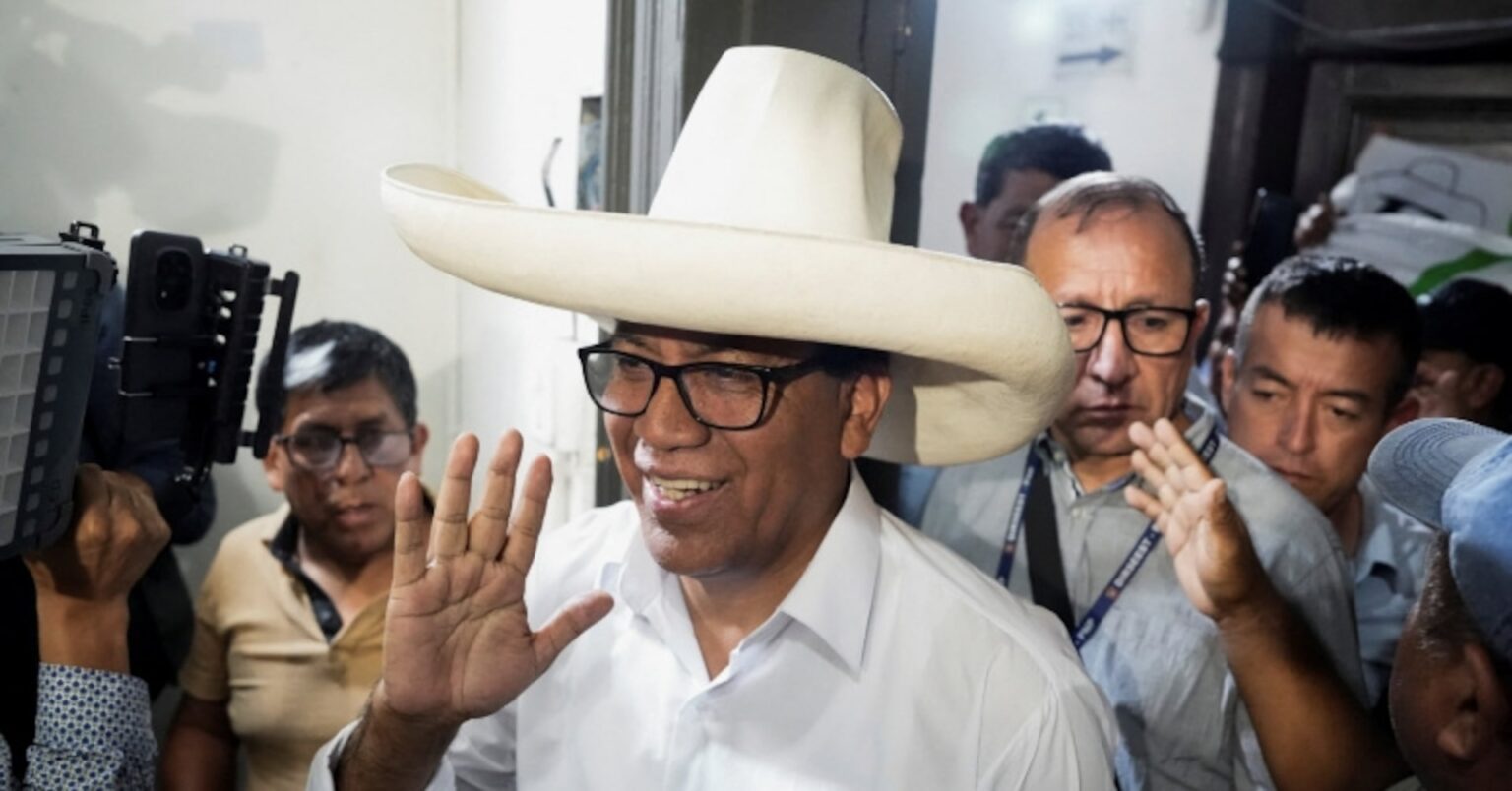 ペルー大統領選開票、左派候補サンチェス氏が2位浮上　通貨・株下落 | ロイター