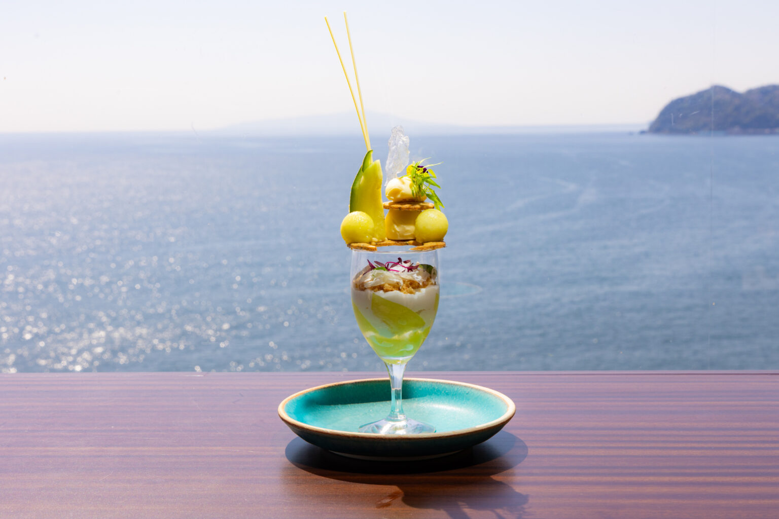 ホテルニューアカオ、静岡県産マスクメロン使った初夏限定パフェ。絶景カフェ「花の妖精」で提供 - トラベル Watch