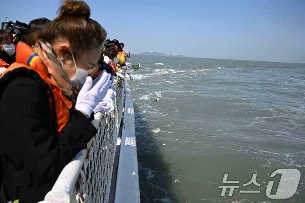 セウォル号事故12周忌、韓国各地で追悼広がる…遺族の時間、止まったまま　写真枚　国際ニュース：AFPBB News