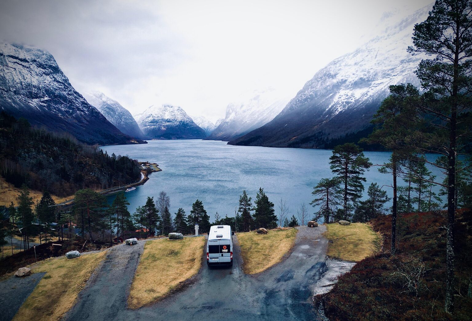 私たちはノルウェーが大好きでした。私たちはトロムソでオーロラを楽しみ、ボート（メールワン）に3泊して南へ向かい、トロムハイムからベルゲンまでキャンピングカーでドライブしました。 7 歳の女の子と一緒に楽しんでいます。 2. 素晴らしい土地 (そしてフィヨルド)!❤️