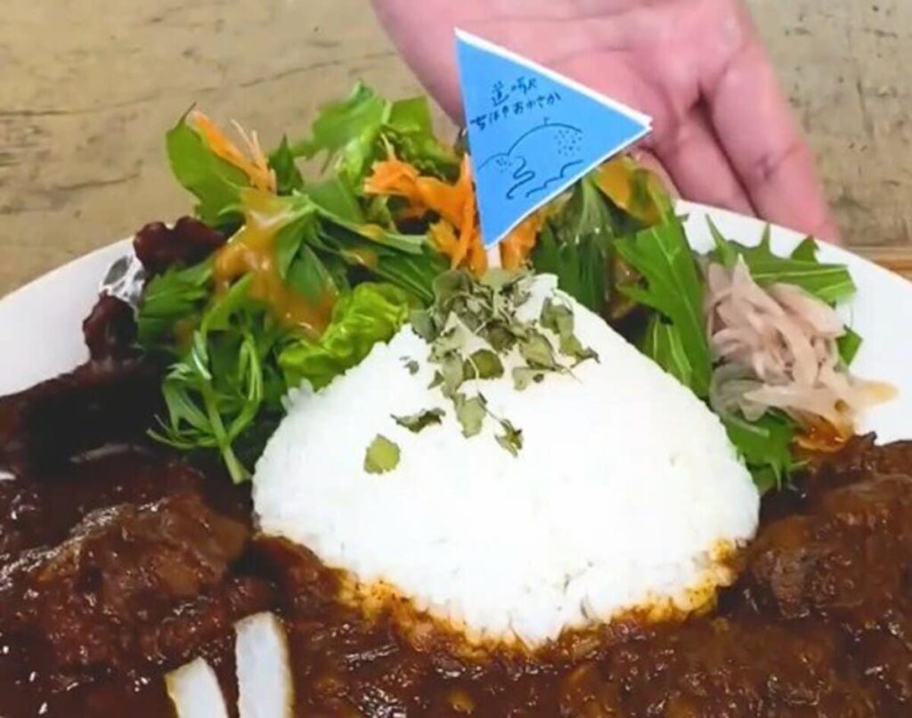 大阪府の道の駅で味わう「激旨カレー」！名勝・棚田を再現したグルメに「天を仰ぐおいしさ」「ペロリだわ」 | LIMO | くらしとお金の経済メディア