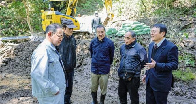 治山工事の現場を訪れ、住民と喜び合う前田県議(右端)