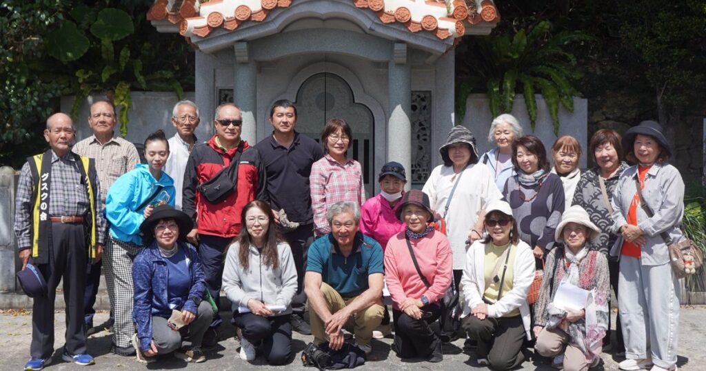 沖縄戦や文化史跡巡る　恩納文化協が読谷バスツアー