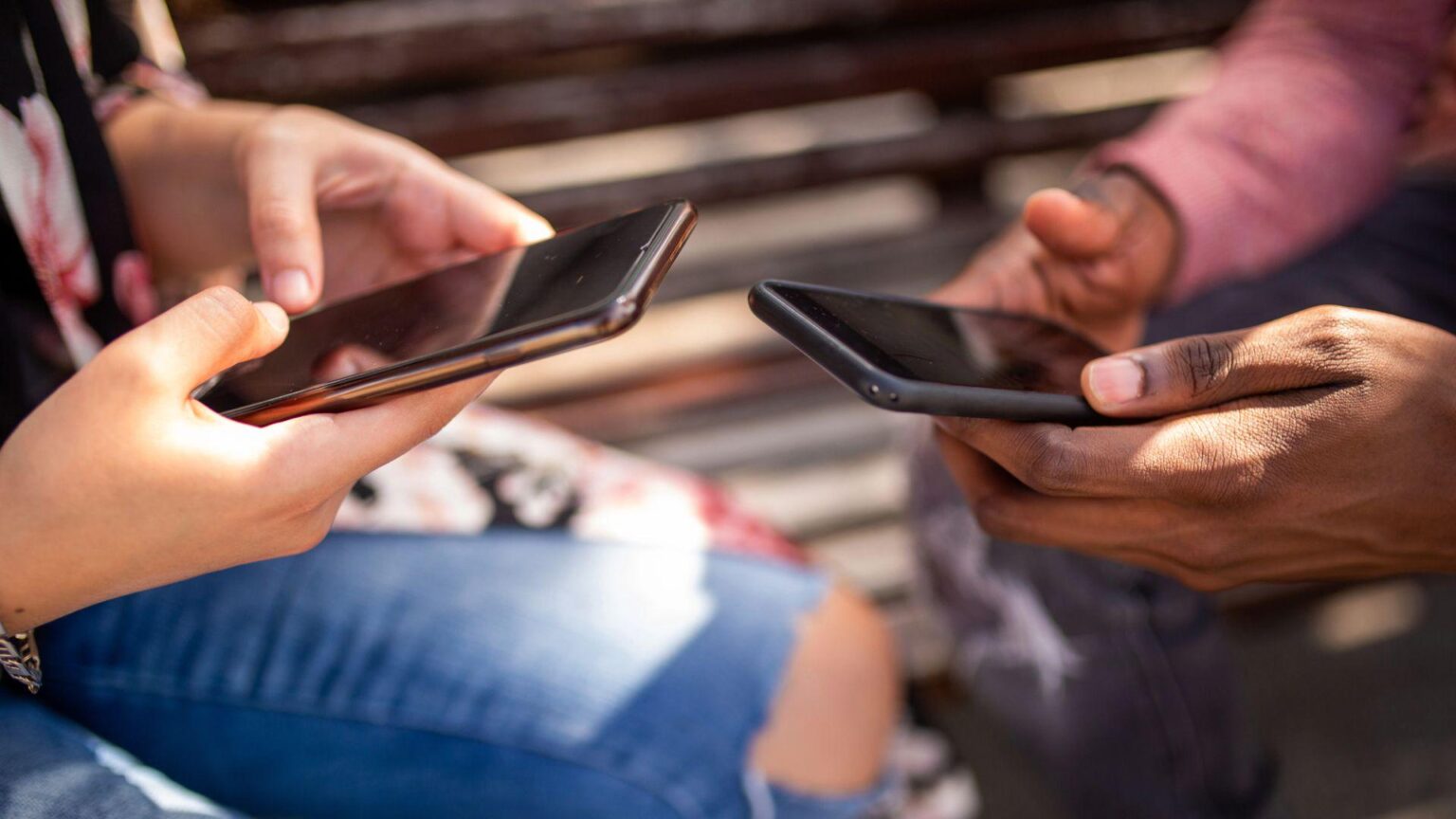 若い女性は左、若い男性は右 - forskning.se