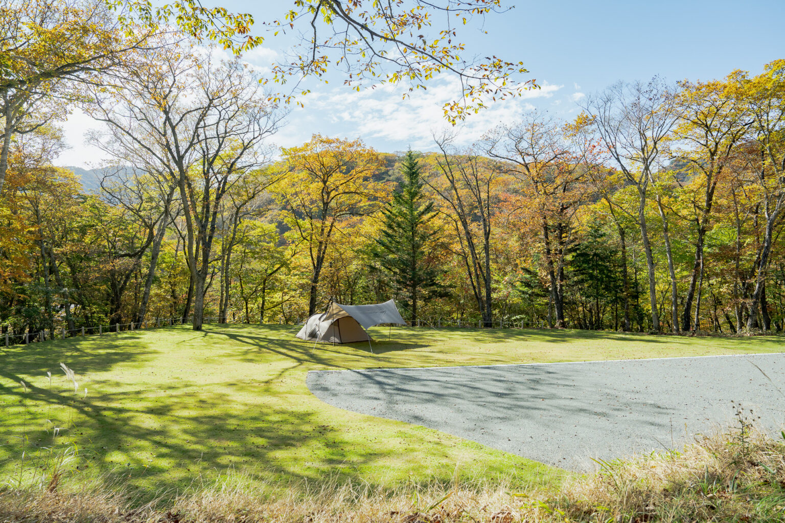 群馬・赤城公園に「スノーピーク 赤城 キャンプフィールド」開業。15×15mのゆとりあるオートキャンプサイト多数 - トラベル Watch