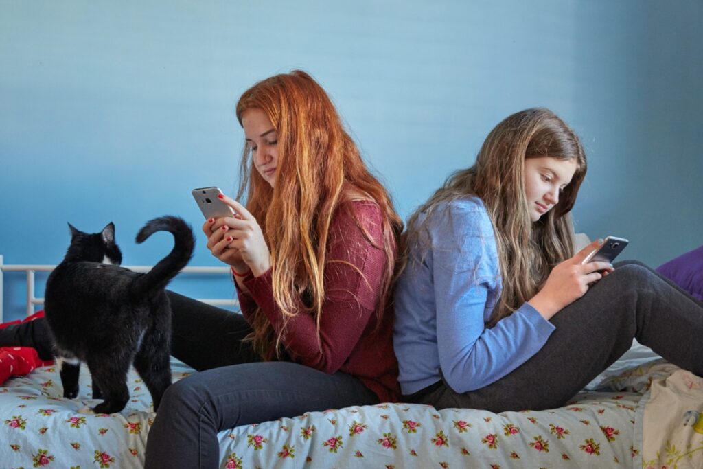 子どものSNS規制は有効か　オーストラリアの教訓とスイスの模索 - SWI swissinfo.ch