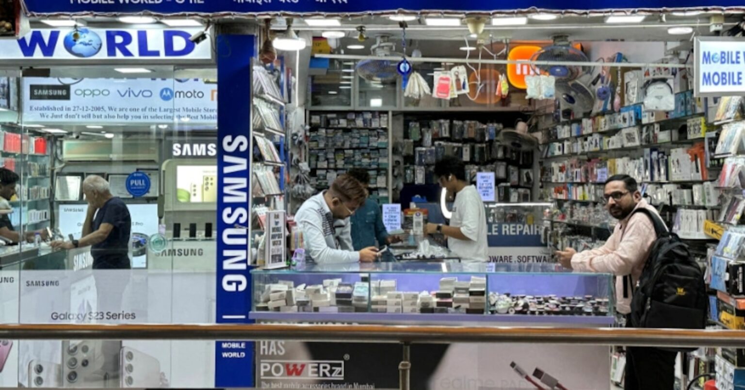 インドのスマホ出荷、第1四半期は6年ぶり低水準＝民間調査 | ロイター