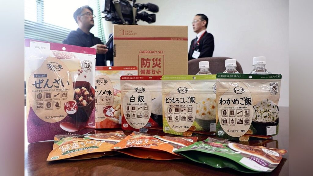 島根県 日本郵便が作った非常食セット…水注いで食べられる米・５年常温保存できる野菜スープやパン、緊急トイレ袋入りの防災袋も　 : 読売新聞