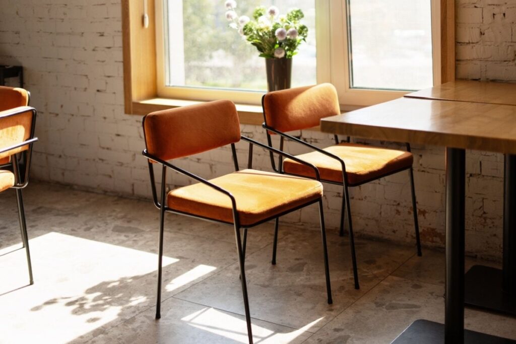 イギリスで目撃した「大人の男性が熱中するカフェ」に反響　ドアの先に広がる光景に「男の好みは世界共通」 | LIMO | くらしとお金の経済メディア