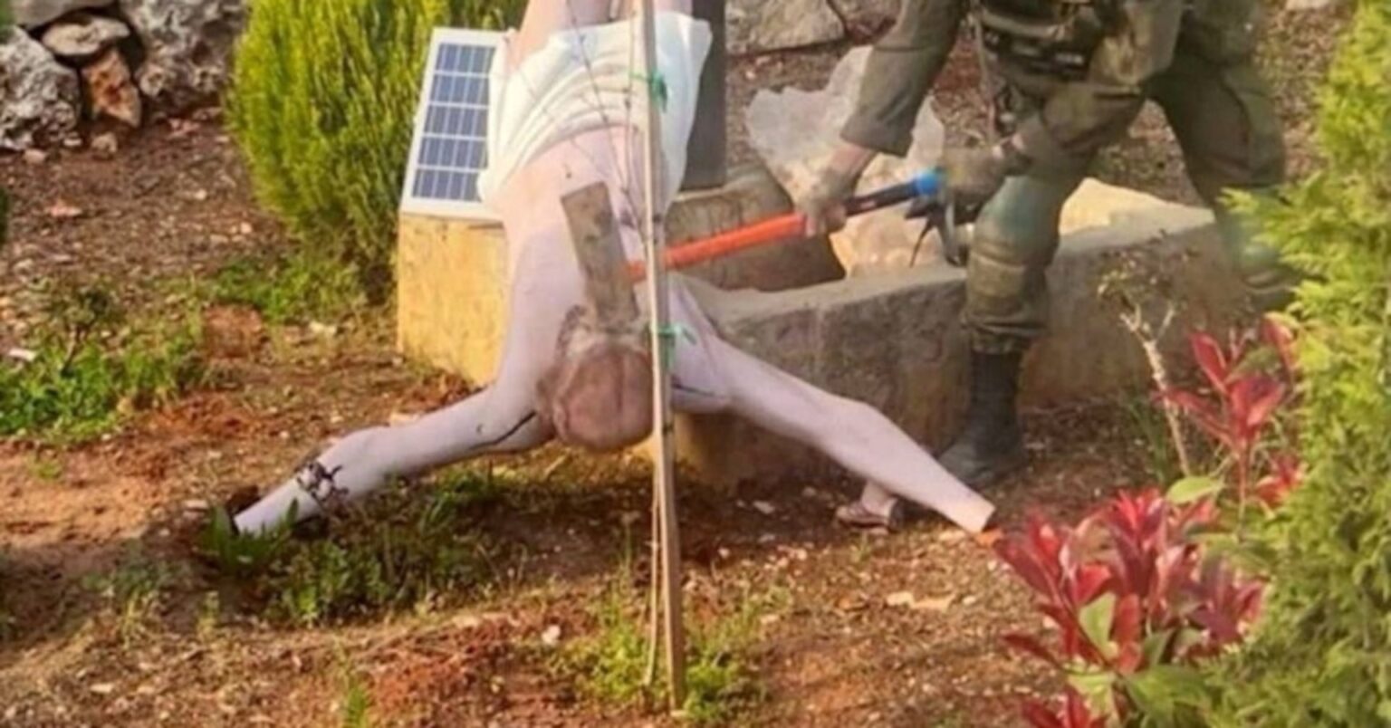 キリスト像破壊の兵士2人を拘禁処分、イスラエル軍が異例の処罰 | ロイター