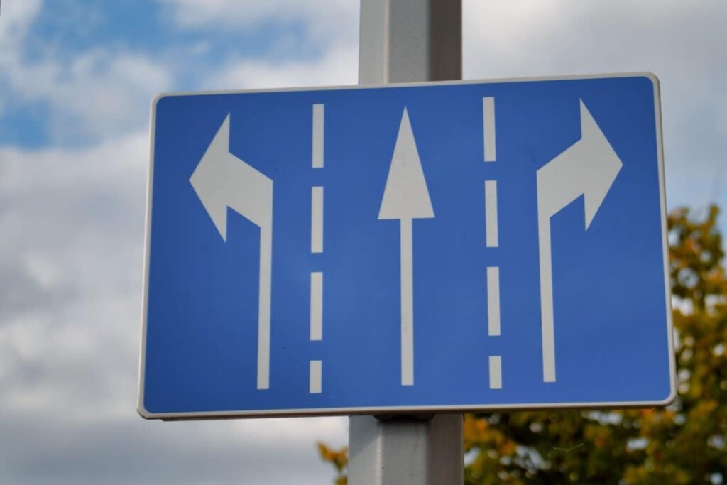 愛知県で目撃した「不気味な道路標識」　英語で記載された案内先に「物々しい」 | LIMO | くらしとお金の経済メディア