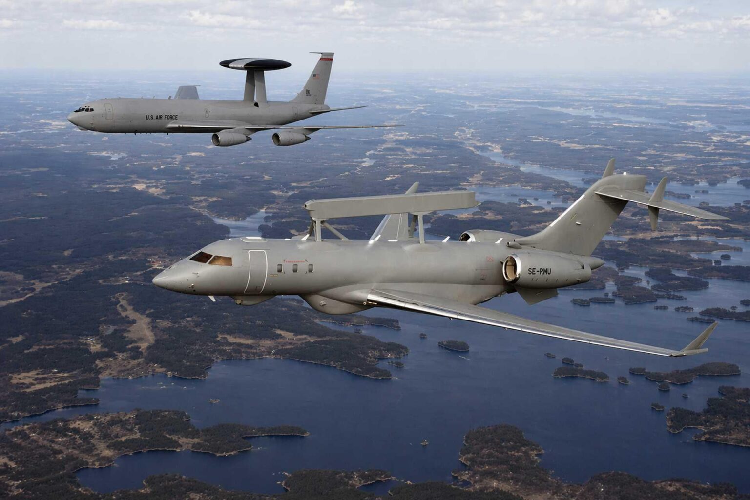NATOは米国からの歴史的な移行において14機のE-3 AWACS機の代替としてスウェーデンのサーブ・グローバルアイを選択
