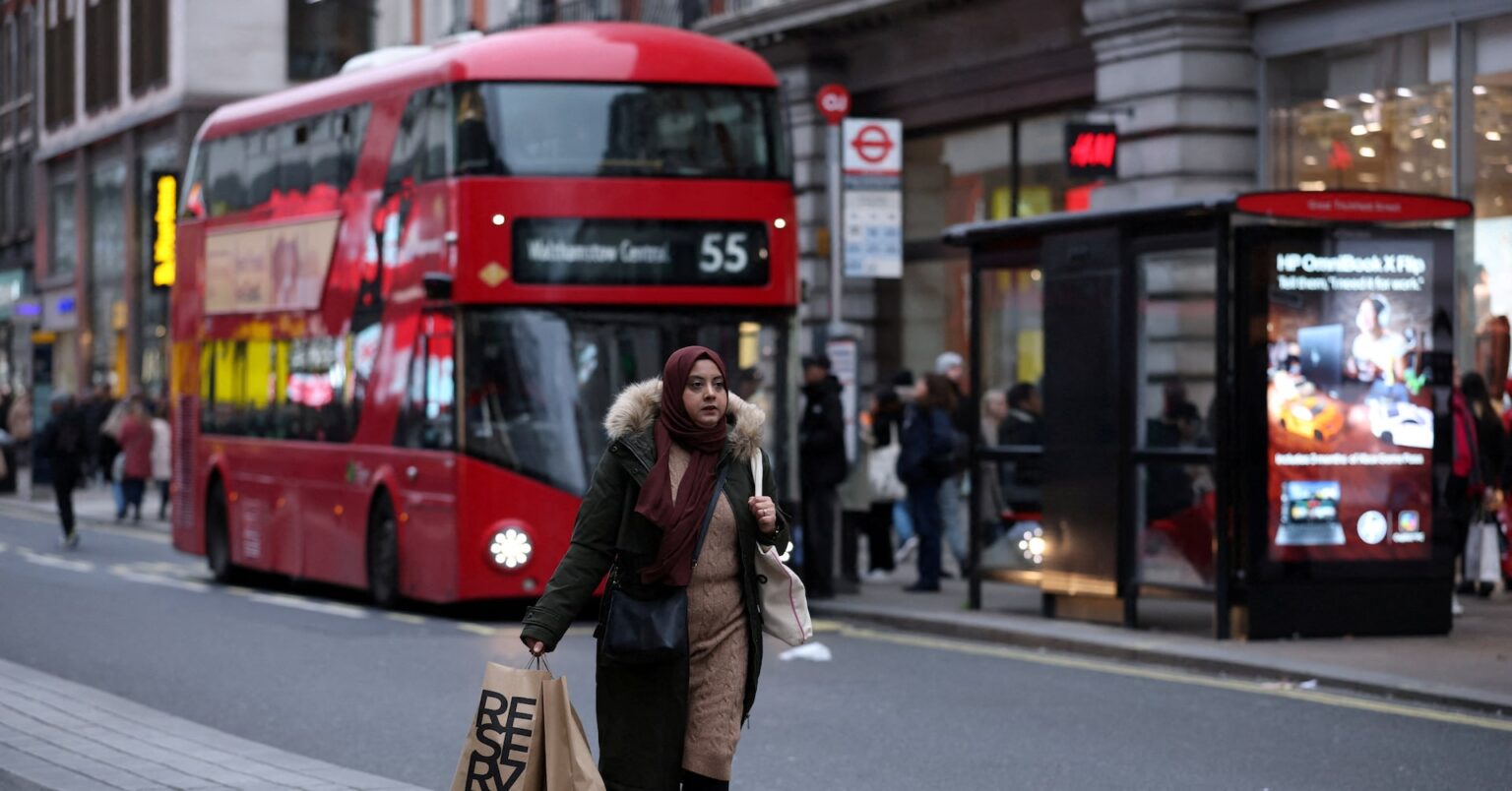 英3月小売売上高、前月比0.7%増　 イラン戦争受け燃料販売急増 | ロイター
