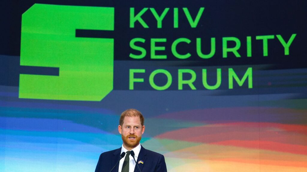 ヘンリー王子がウクライナをサプライズ訪問 | Vogue Japan