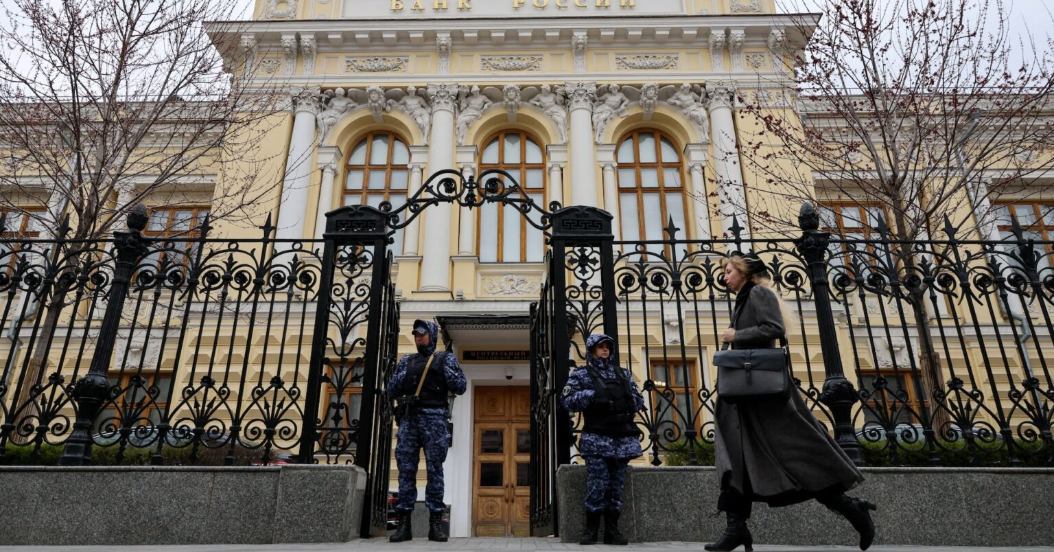 ロシア中銀、経済下支えへ0.5％利下げ　政策金利14.5％に | ロイター