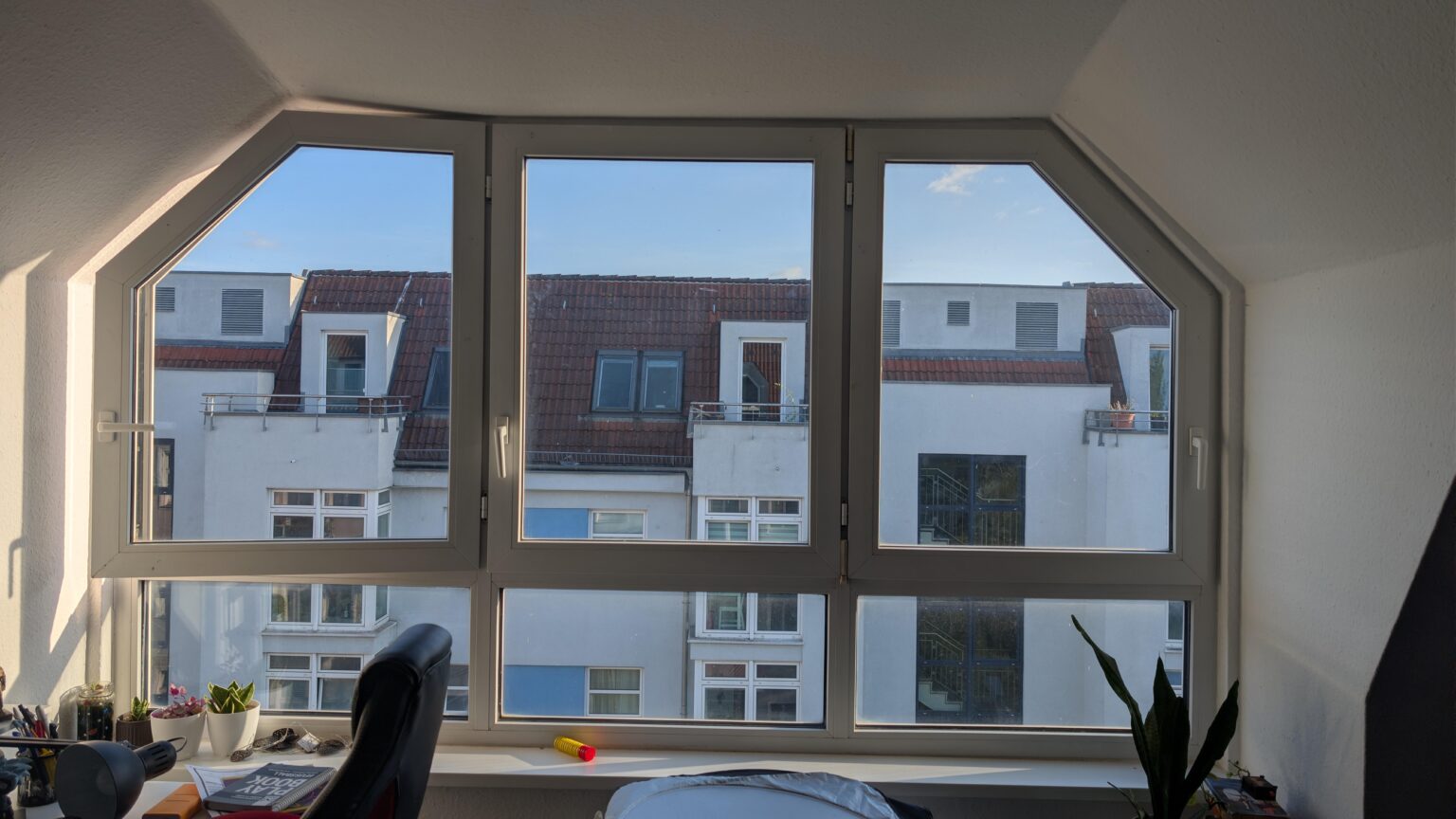 私の最上階のアパートは太陽が料理中です — あなたならこの窓をどうやって覆いますか?