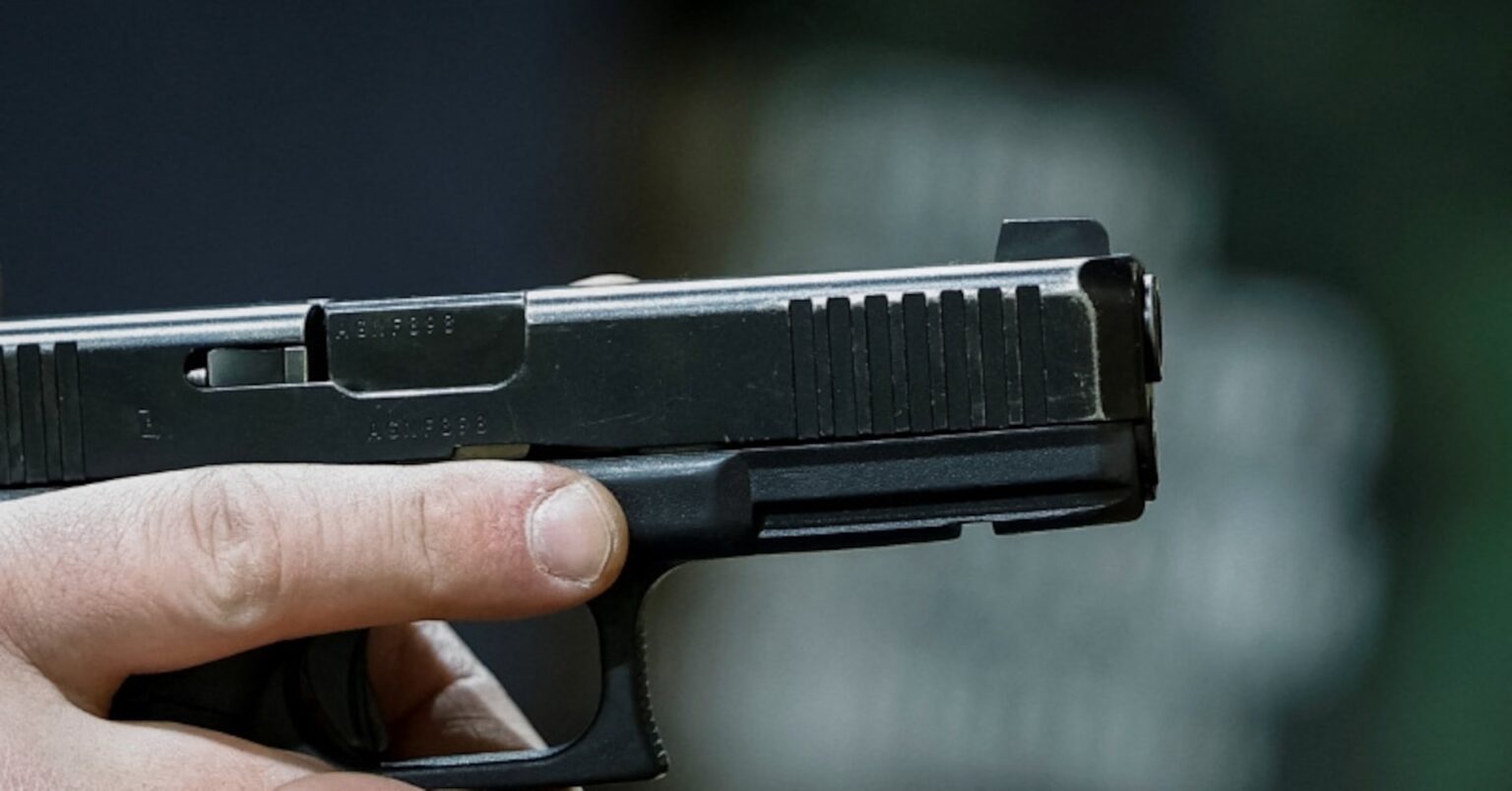 アングル：戦火のウクライナで銃規制緩和論、乱射事件受け | ロイター