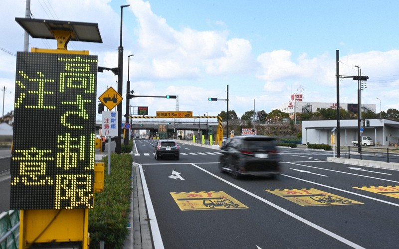 事故が相次ぎ、ゲートの手前に新たに設けた路面の標示＝和歌山市栗栖で2026年3月10日午前11時0分、藤木俊治撮影