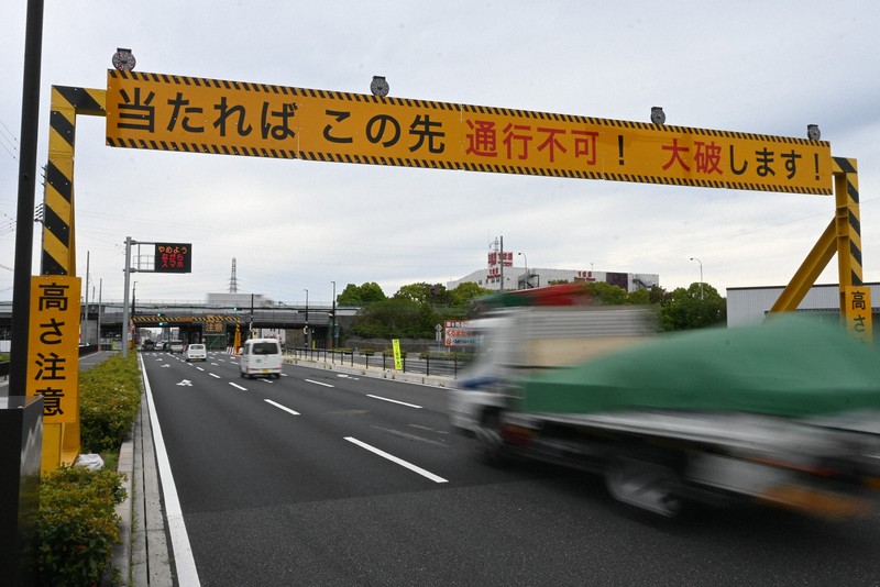 阪和道の高架橋と交差する手前の市道上に設けられたゲート＝和歌山市栗栖で2026年4月24日午後3時21分、藤木俊治撮影