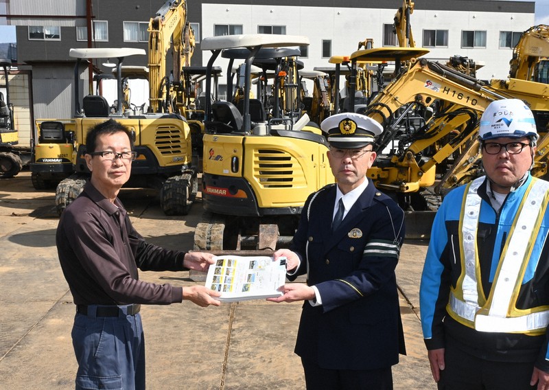 重機を取り扱う事業者向けに実施された啓発活動＝和歌山市鳴神で2026年3月10日午前10時7分、藤木俊治撮影