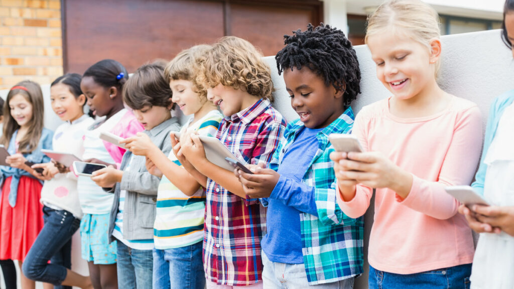 未成年者のSNSが禁止されたオーストラリアで10人に6人が引き続きSNSを使い続けている - GIGAZINE