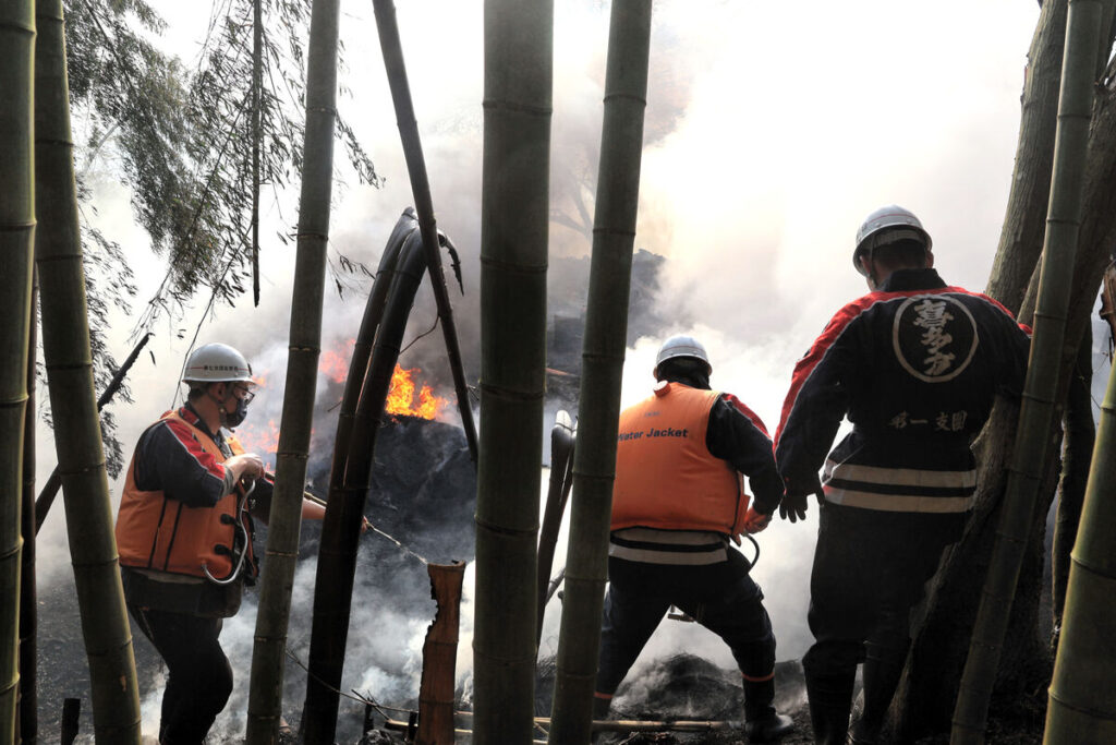 【速報】福島・喜多方でも山林火災 100ヘクタール焼け延焼中 近隣住民に避難指示 - 河北新報オンライン