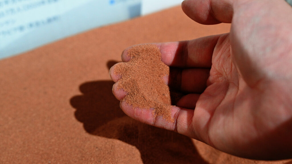 鳥取砂丘ビジターセンターではヨルダンの赤い砂が触り放題 - GIGAZINE