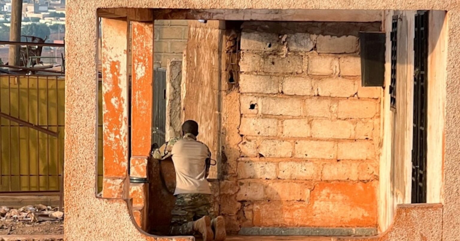 マリでアルカイダ系などが同時攻撃、国防相を殺害　政府発表 | ロイター