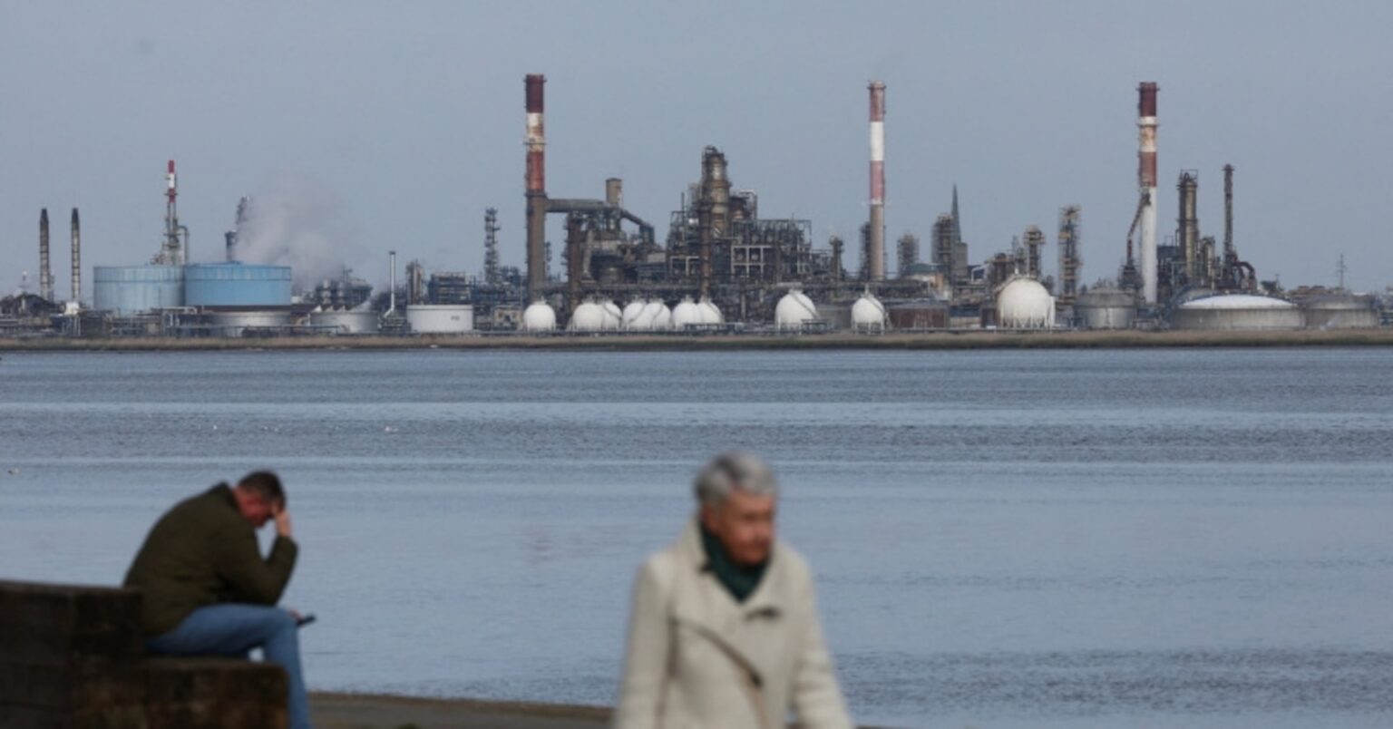 仏大統領、ホルムズ海峡再開に注力　トタルはエネルギー不足警告 | ロイター