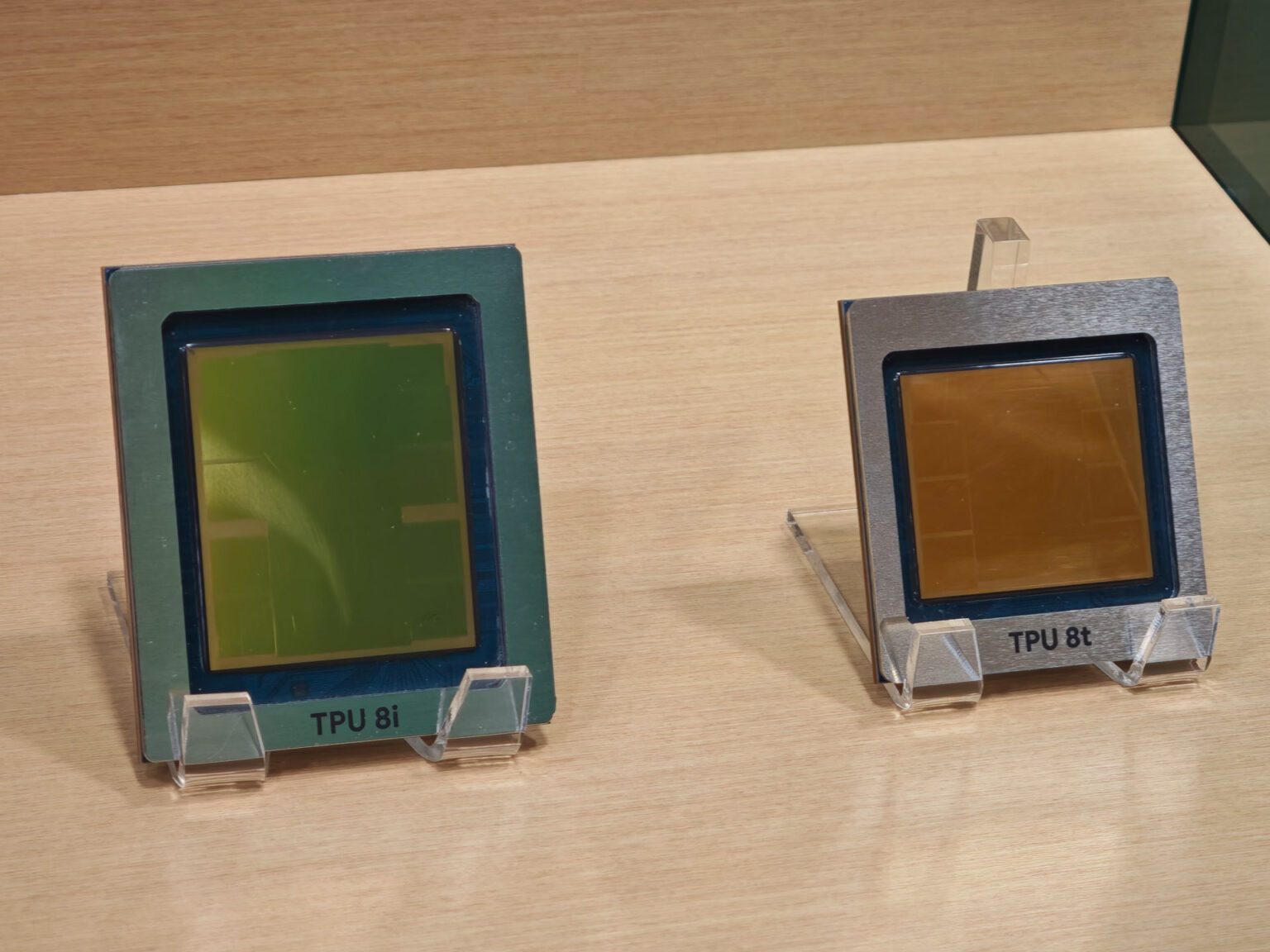 【笠原一輝のユビキタス情報局】Googleの新型AI演算チップ「TPU 8t」と「TPU 8i」は何が違うのか？ - PC Watch