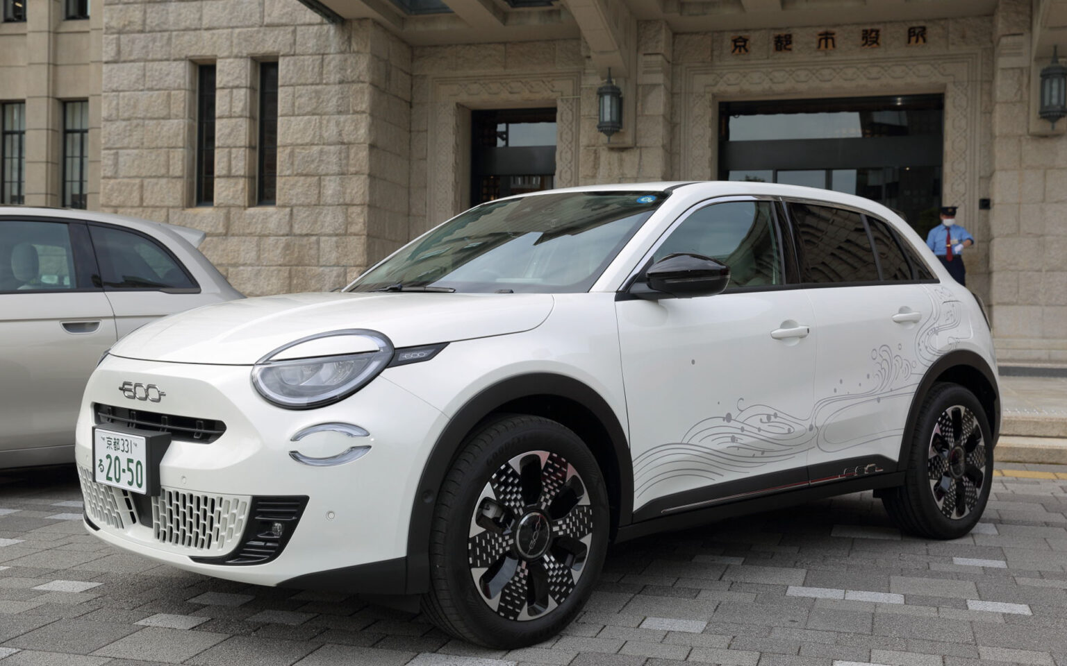 フィアット、特別デザイン「都白地波」を施したバッテリEV「600e」を京都市公用車として寄納 - Car Watch