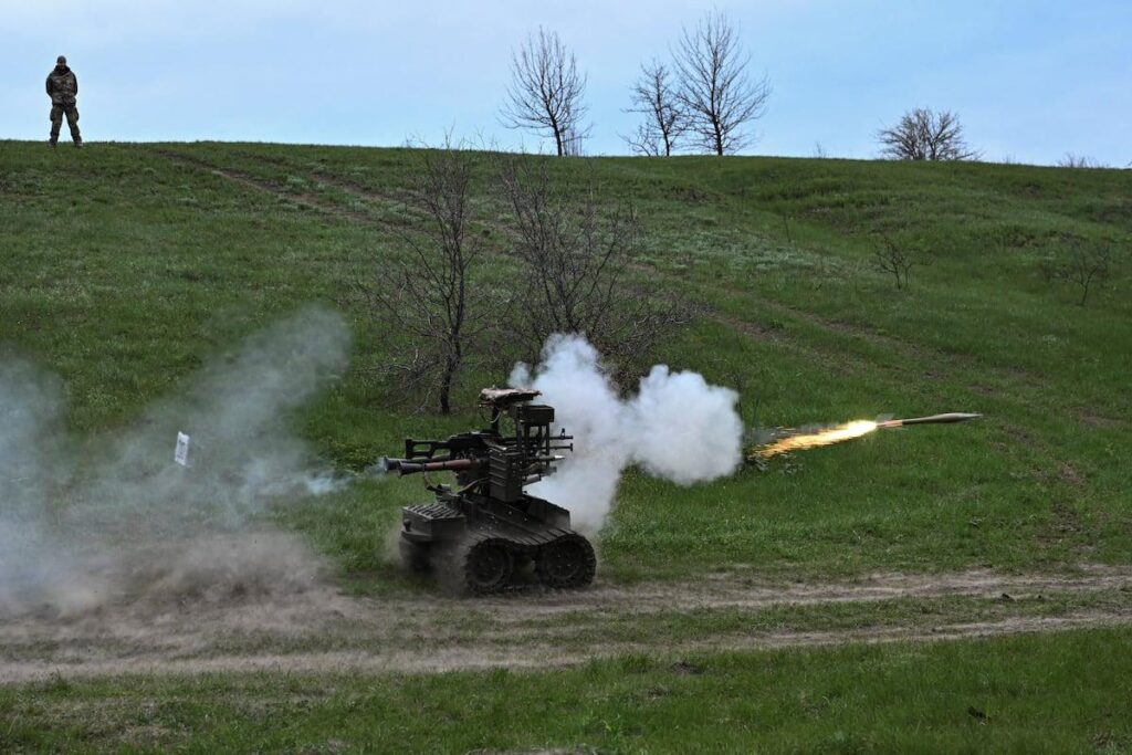 ウクライナ、最前線の兵站の兵士に代わって2万5000台の地上ロボットを配備へ