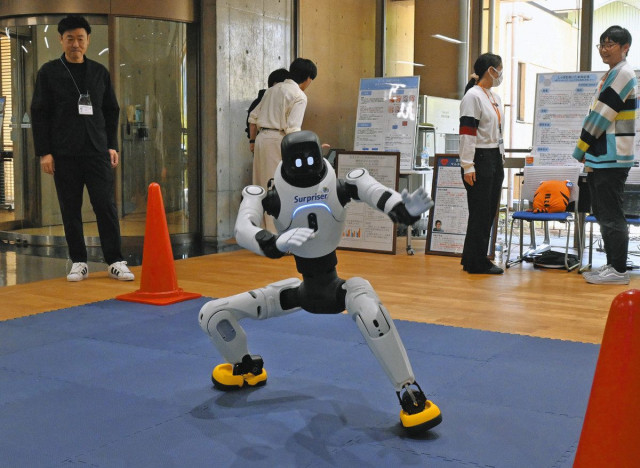 二足ロボ制御ＡＩ 「金沢工大」「金沢機工」共同研究　幅広い状況に対応 製造業活用へ　オープンキャンパス ダンスで高校生にＰＲ