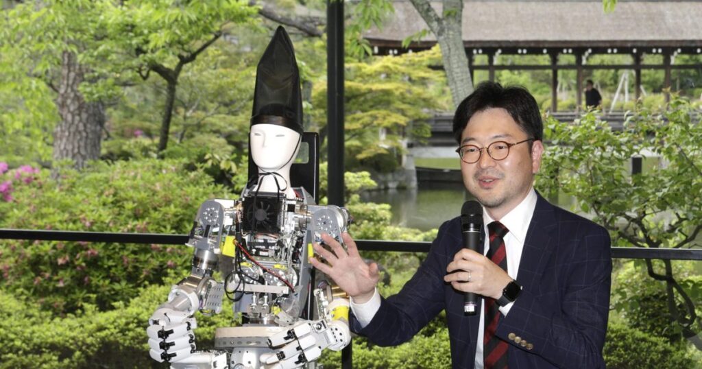 純国産人型ロボ検証機　京都で公開、故障で歩かず