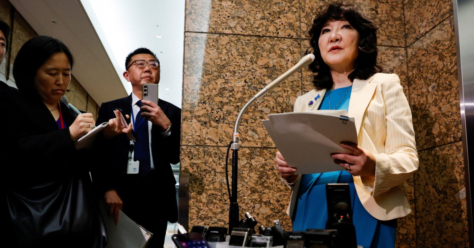 為替円安、断固たる措置近くとけん制　三村財務官「これは最後の退避勧告」 | ロイター