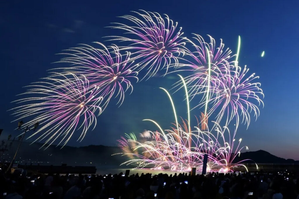 和歌山マリーナシティで夜空を華麗に彩る花火ショー、黒潮市場では「大漁！まぐろ祭り」も