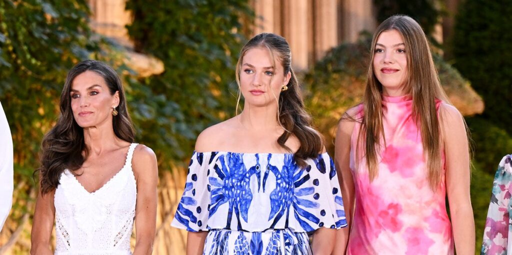 スペインのレティシア王妃、娘のレオノール王女＆ソフィア王女と一緒に人気シンガーのコンサートへ | カルチャー | ELLE ［エル デジタル］