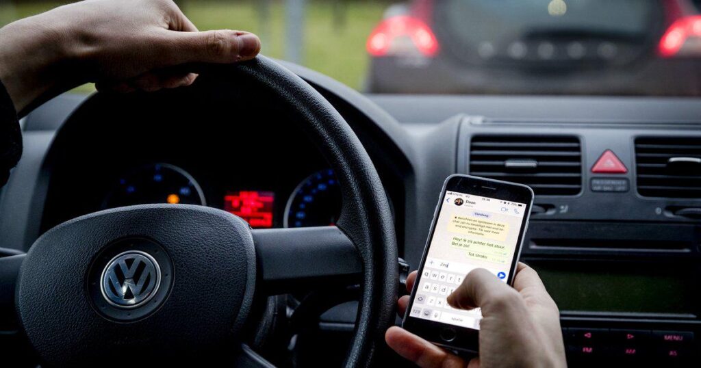 自動車運転者はハンドルの後ろで電話を使用する危険性を過小評価している：「罰金のリスクを高める必要がある」