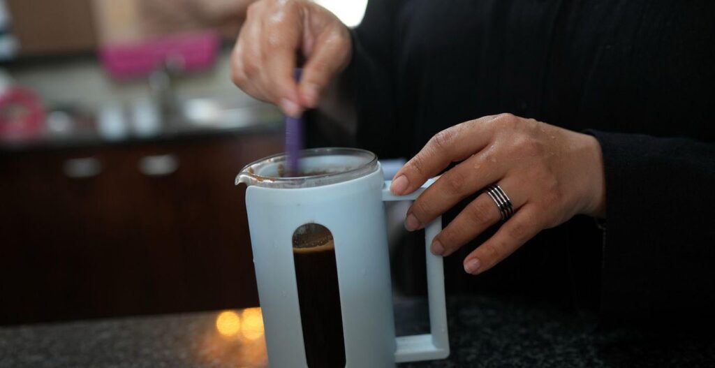 バサスタンのバリスタはAIをマネージャーとして採用：「認知症の人と一緒に働いているようだ」