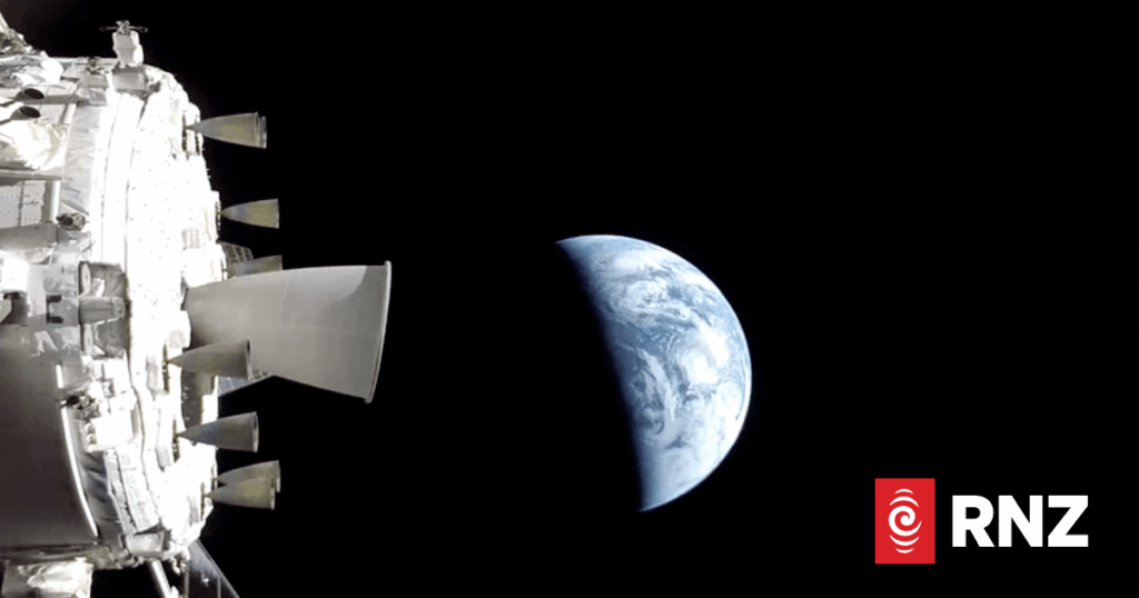 アルテミスIIの乗組員が太平洋に安全に着水し、歴史的な月探査ミッションに終止符を打った