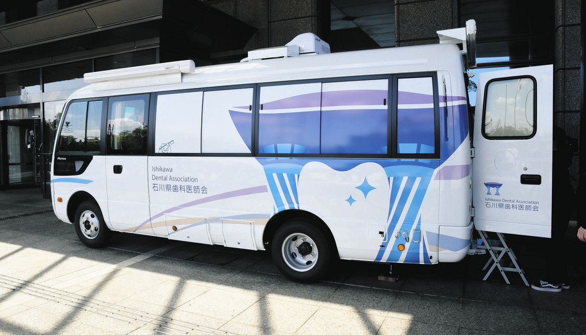 初めて導入された歯科巡回診療車＝県庁で
