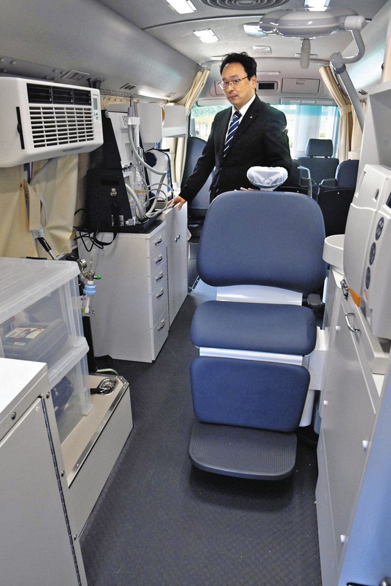 診療台などが搭載された車内＝県庁で
