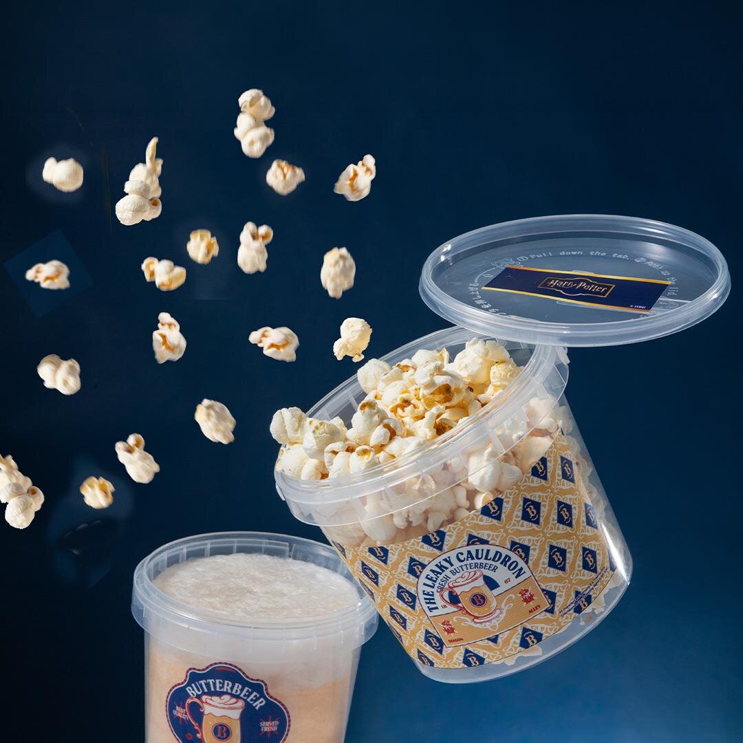 左から) ハリー・ポッター バタービール コットンキャンディー 1,200円 ハリー・ポッター バタービール ポップコーン 1,200円