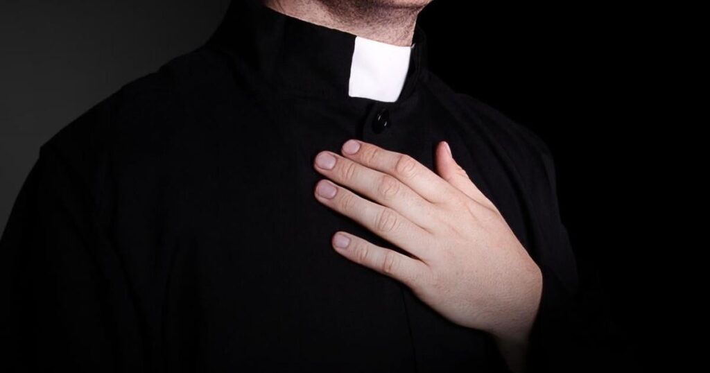 衝撃的なルポルタージュ。司祭と正体不明の犠牲者。彼らは録音を公開した