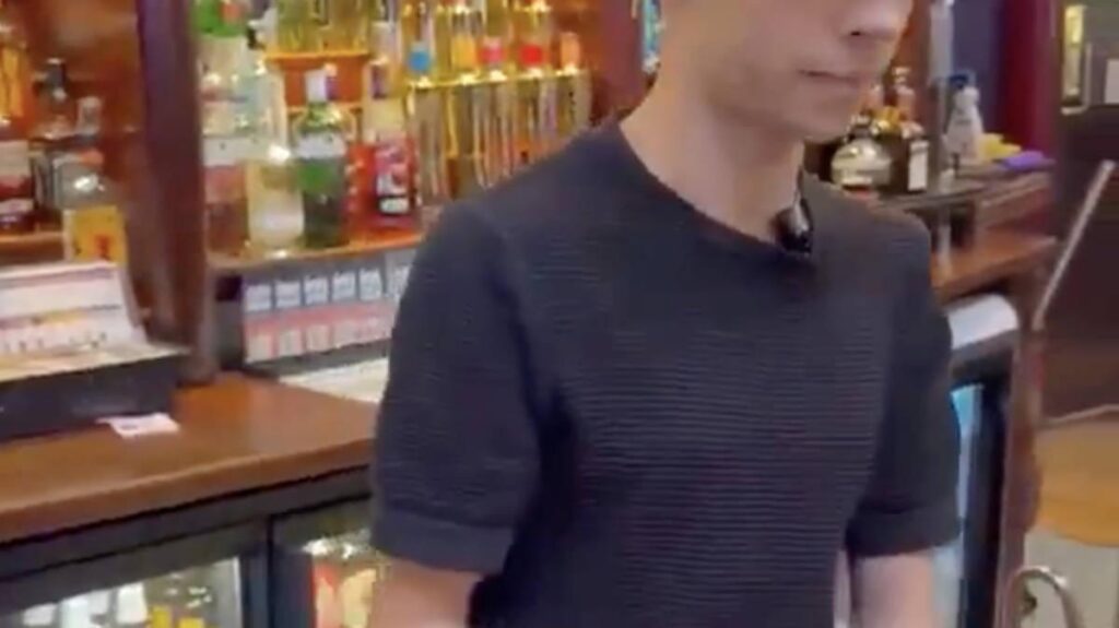 モーメント・ウェザースプーンのスタッフが改革英国を支持する顧客へのサービスを拒否