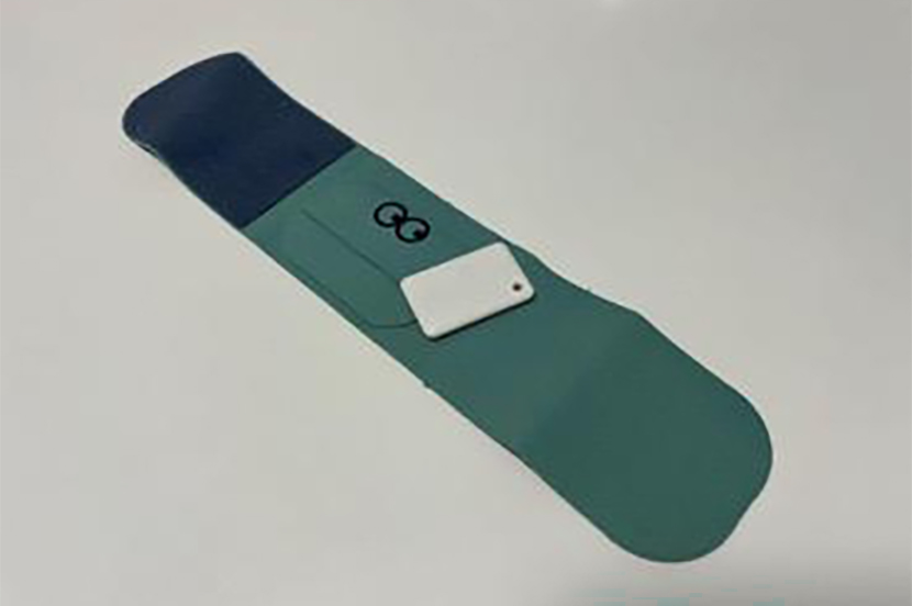 足首に巻きつけられるベルト付き