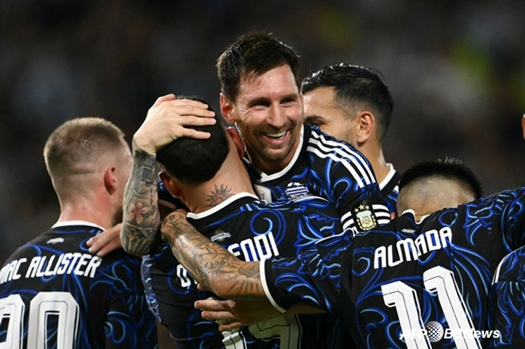 リオネル·メッシが1日（韓国時間）、アルゼンチン·ブエノスアイレスのエスタディオ·アルベルト·アルマンドで行われたザンビアとの親善試合で、同僚たちと一緒に喜んでいる。 /AFPBBNews=ニュース1